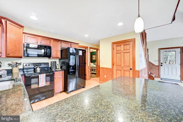 136 PINEKNOLL DR, Lake Harmony, PA 18624