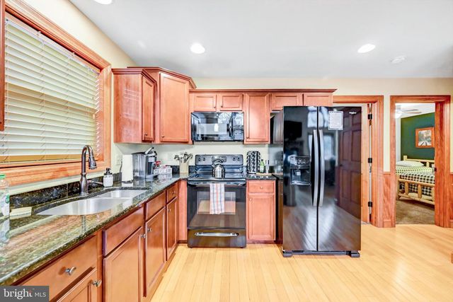 136 PINEKNOLL DR, Lake Harmony, PA 18624