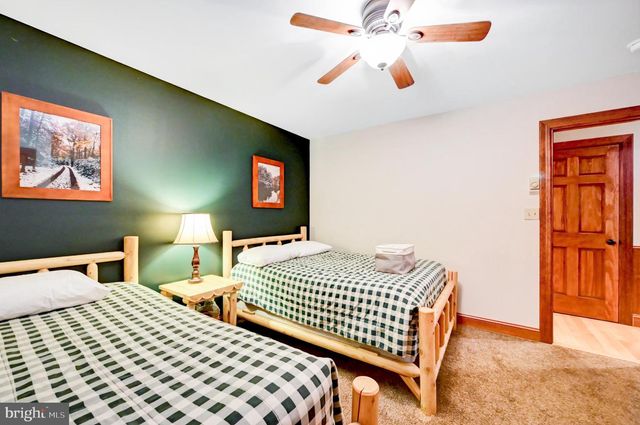 136 PINEKNOLL DR, Lake Harmony, PA 18624