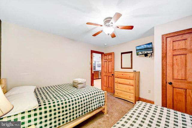 136 PINEKNOLL DR, Lake Harmony, PA 18624