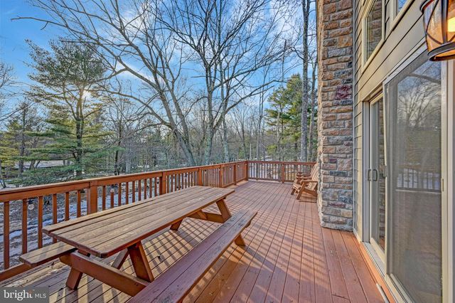 136 PINEKNOLL DR, Lake Harmony, PA 18624