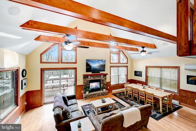 136 PINEKNOLL DR, Lake Harmony, PA 18624