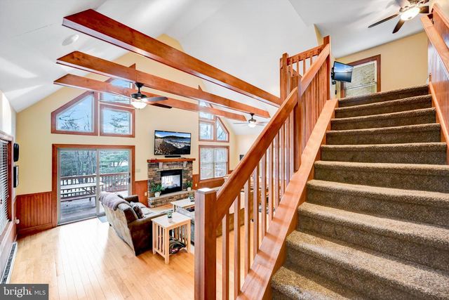 136 PINEKNOLL DR, Lake Harmony, PA 18624