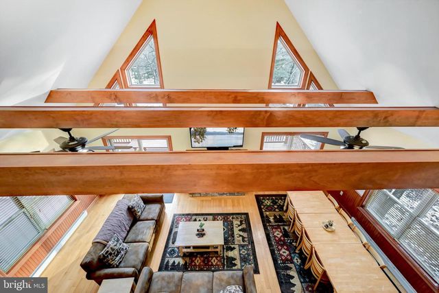 136 PINEKNOLL DR, Lake Harmony, PA 18624