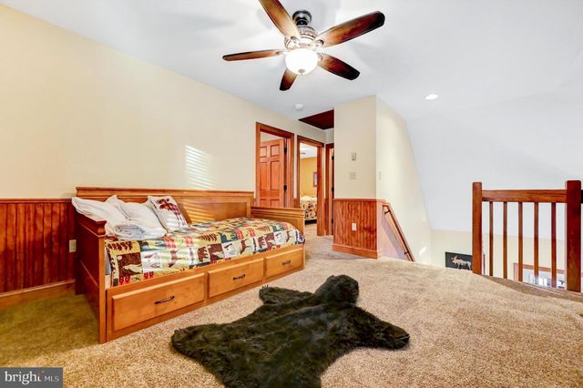 136 PINEKNOLL DR, Lake Harmony, PA 18624