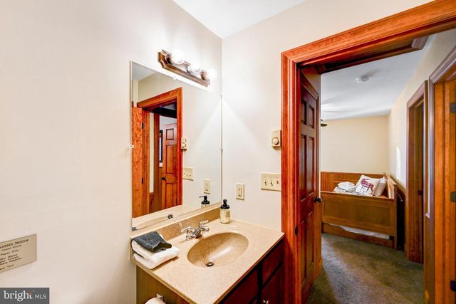 136 PINEKNOLL DR, Lake Harmony, PA 18624