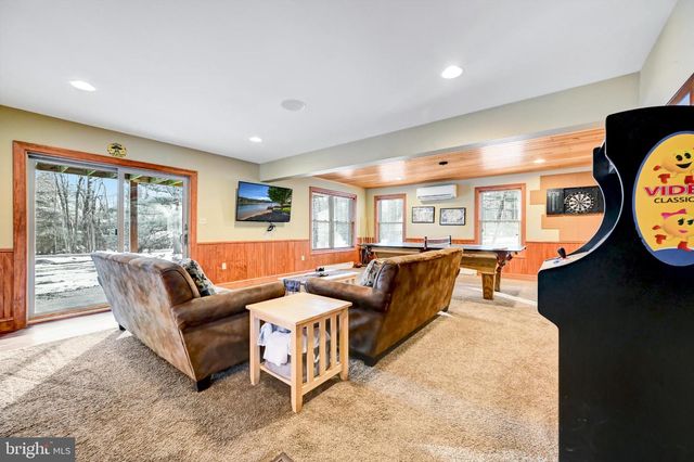 136 PINEKNOLL DR, Lake Harmony, PA 18624