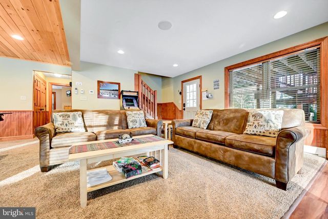 136 PINEKNOLL DR, Lake Harmony, PA 18624