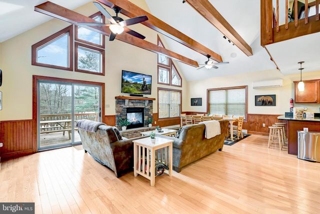 136 PINEKNOLL DR, Lake Harmony, PA 18624