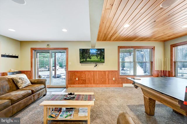 136 PINEKNOLL DR, Lake Harmony, PA 18624