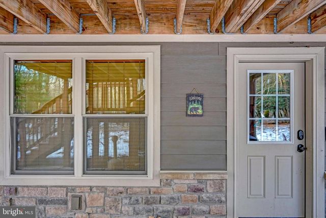 136 PINEKNOLL DR, Lake Harmony, PA 18624