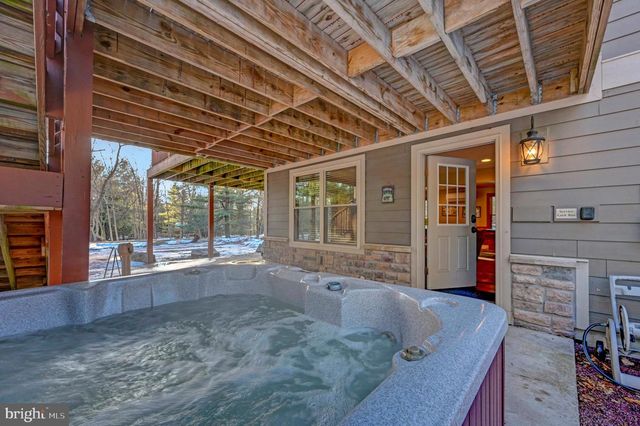 136 PINEKNOLL DR, Lake Harmony, PA 18624