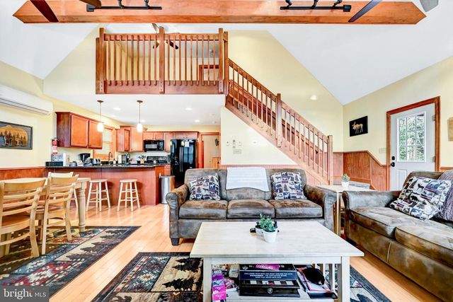 136 PINEKNOLL DR, Lake Harmony, PA 18624