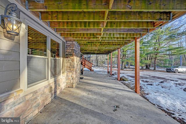 136 PINEKNOLL DR, Lake Harmony, PA 18624