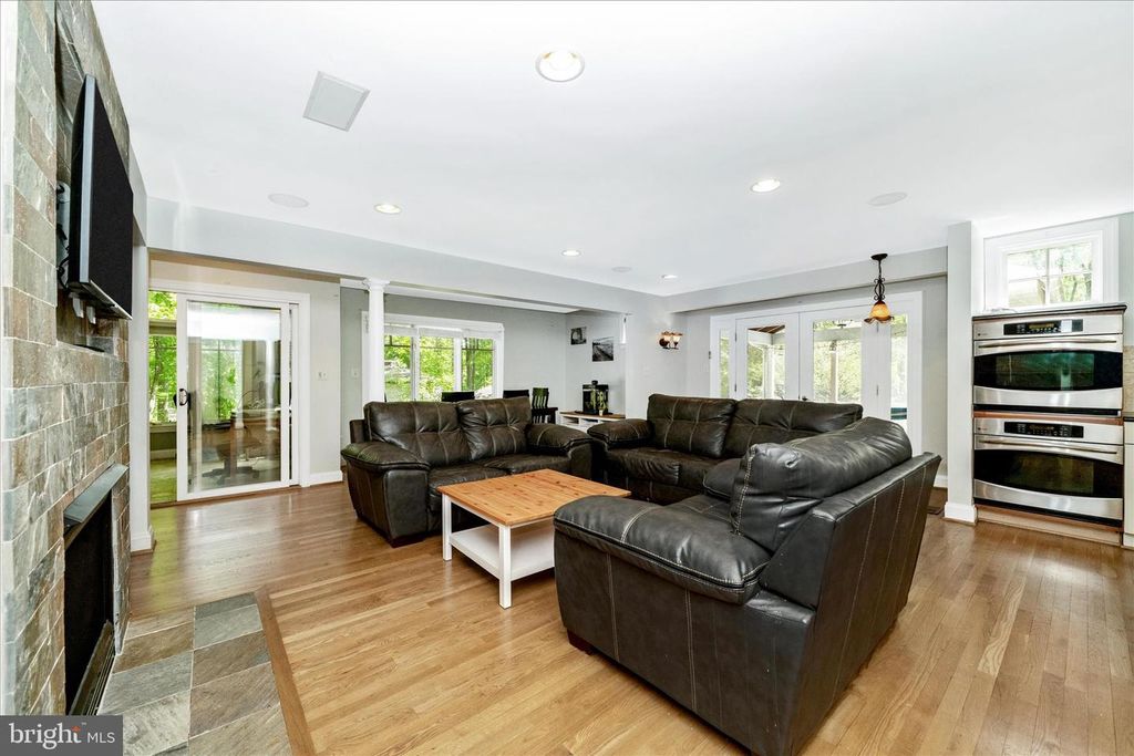 Image 10 of property listing at 9328 GARDEN CT, Potomac, MD 20854