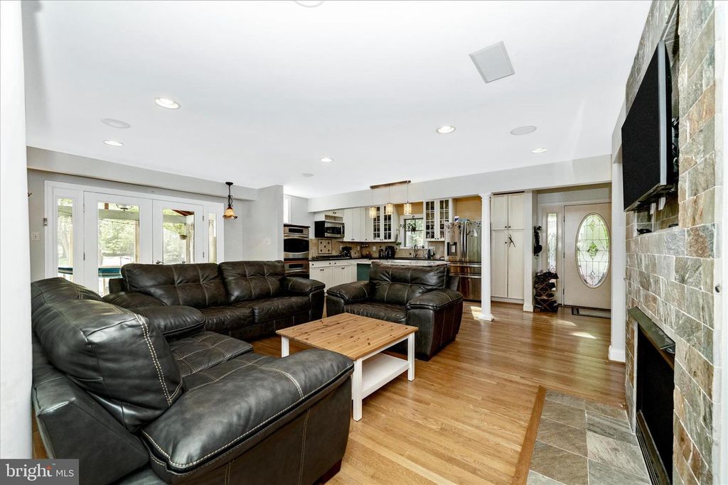 Image 11 of property listing at 9328 GARDEN CT, Potomac, MD 20854