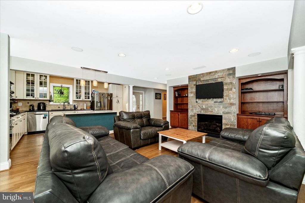 Image 12 of property listing at 9328 GARDEN CT, Potomac, MD 20854