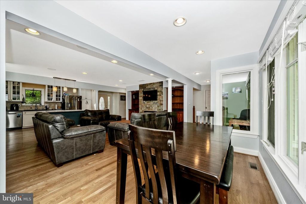 Image 14 of property listing at 9328 GARDEN CT, Potomac, MD 20854