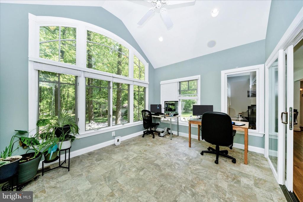 Image 18 of property listing at 9328 GARDEN CT, Potomac, MD 20854