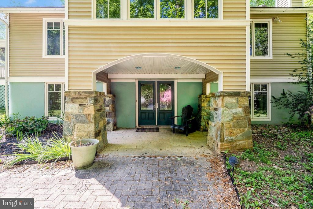 Image 2 of property listing at 9328 GARDEN CT, Potomac, MD 20854