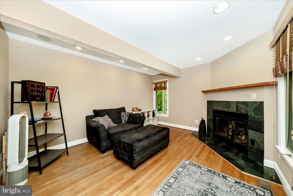 Image 20 of property listing at 9328 GARDEN CT, Potomac, MD 20854