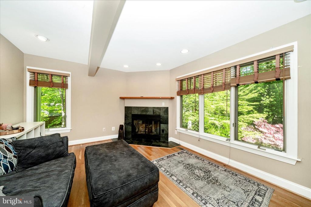 Image 21 of property listing at 9328 GARDEN CT, Potomac, MD 20854