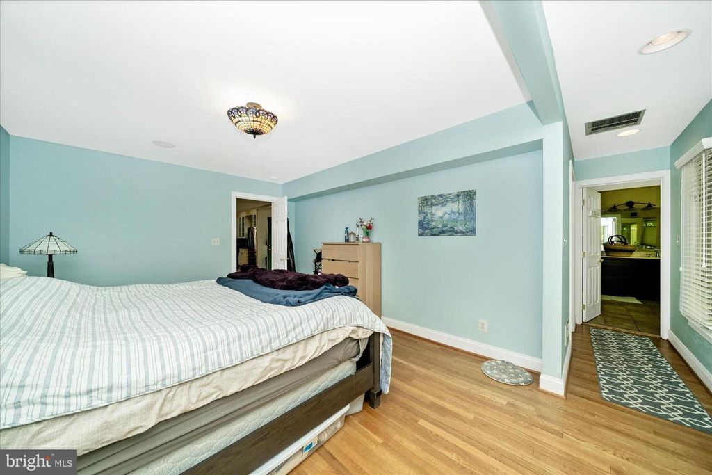 Image 25 of property listing at 9328 GARDEN CT, Potomac, MD 20854