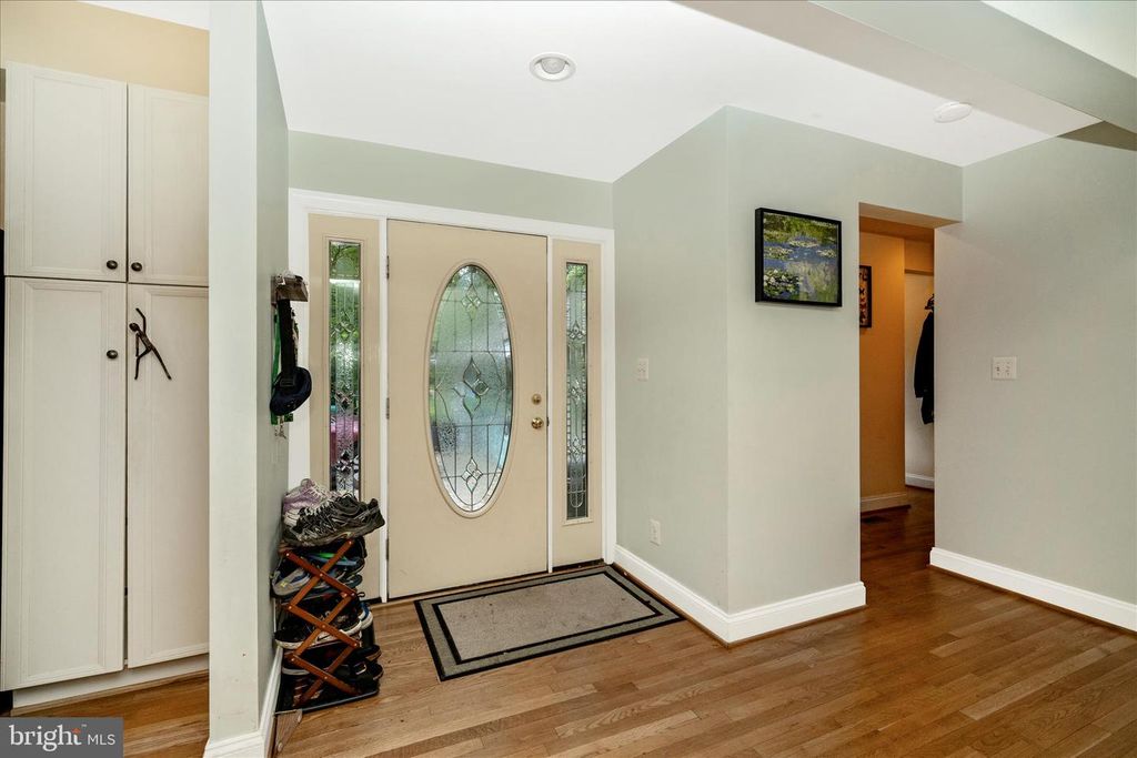 Image 3 of property listing at 9328 GARDEN CT, Potomac, MD 20854