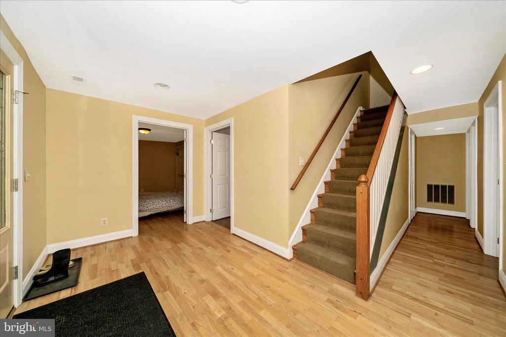 Image 37 of property listing at 9328 GARDEN CT, Potomac, MD 20854