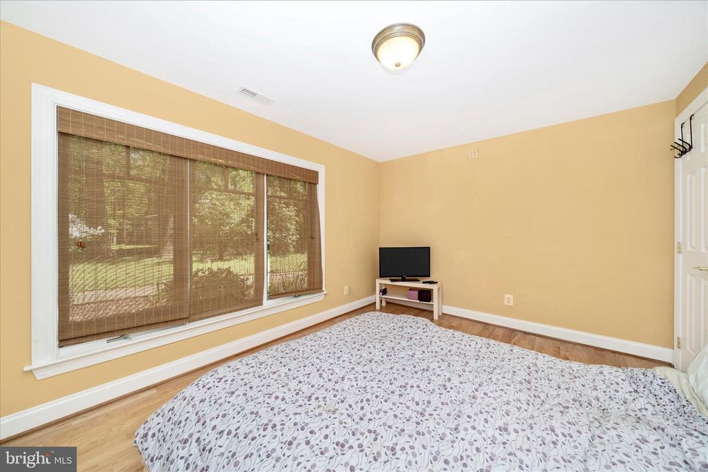 Image 39 of property listing at 9328 GARDEN CT, Potomac, MD 20854