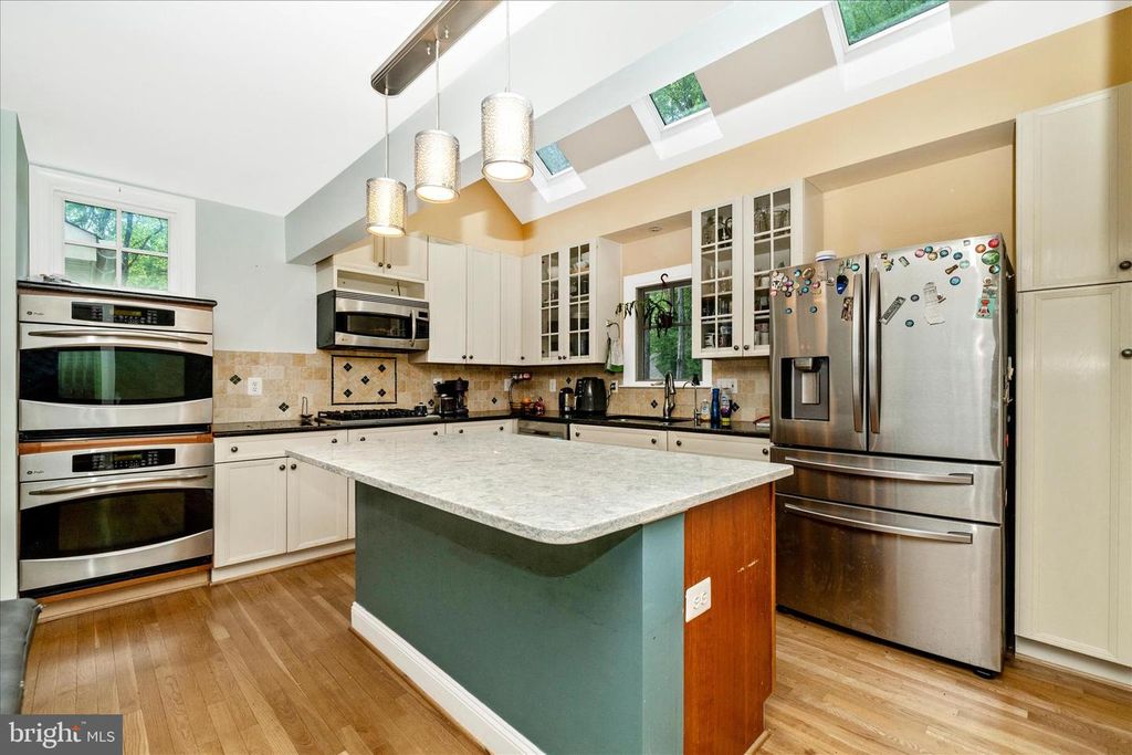 Image 4 of property listing at 9328 GARDEN CT, Potomac, MD 20854