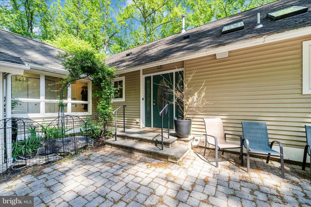 Image 43 of property listing at 9328 GARDEN CT, Potomac, MD 20854