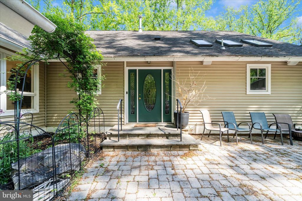 Image 44 of property listing at 9328 GARDEN CT, Potomac, MD 20854