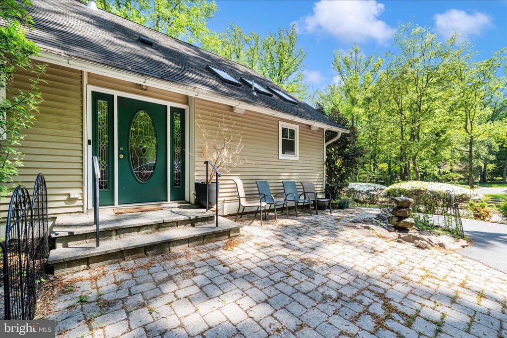 Image 45 of property listing at 9328 GARDEN CT, Potomac, MD 20854