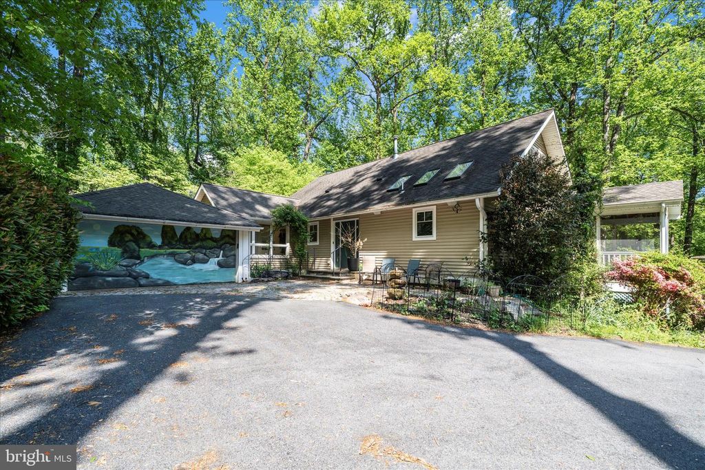 Image 46 of property listing at 9328 GARDEN CT, Potomac, MD 20854