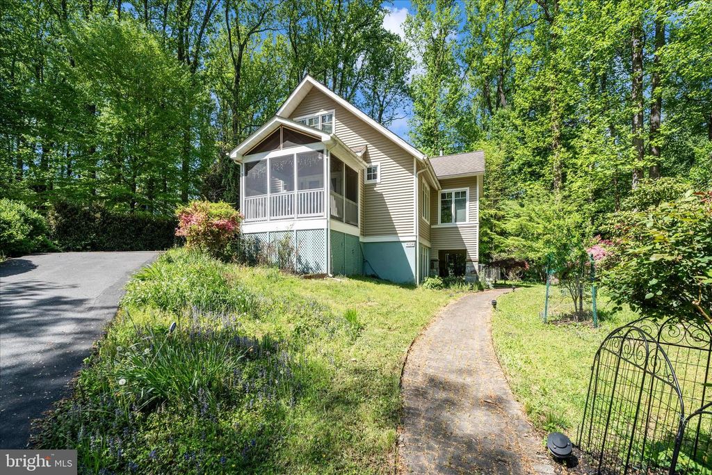 Image 47 of property listing at 9328 GARDEN CT, Potomac, MD 20854