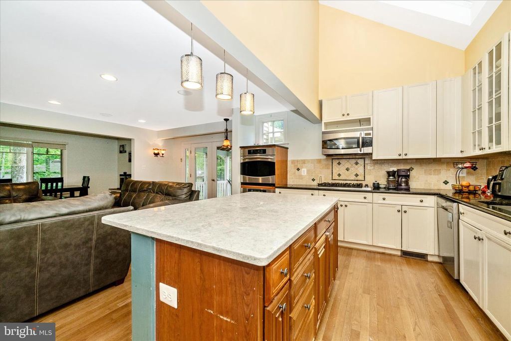 Image 5 of property listing at 9328 GARDEN CT, Potomac, MD 20854