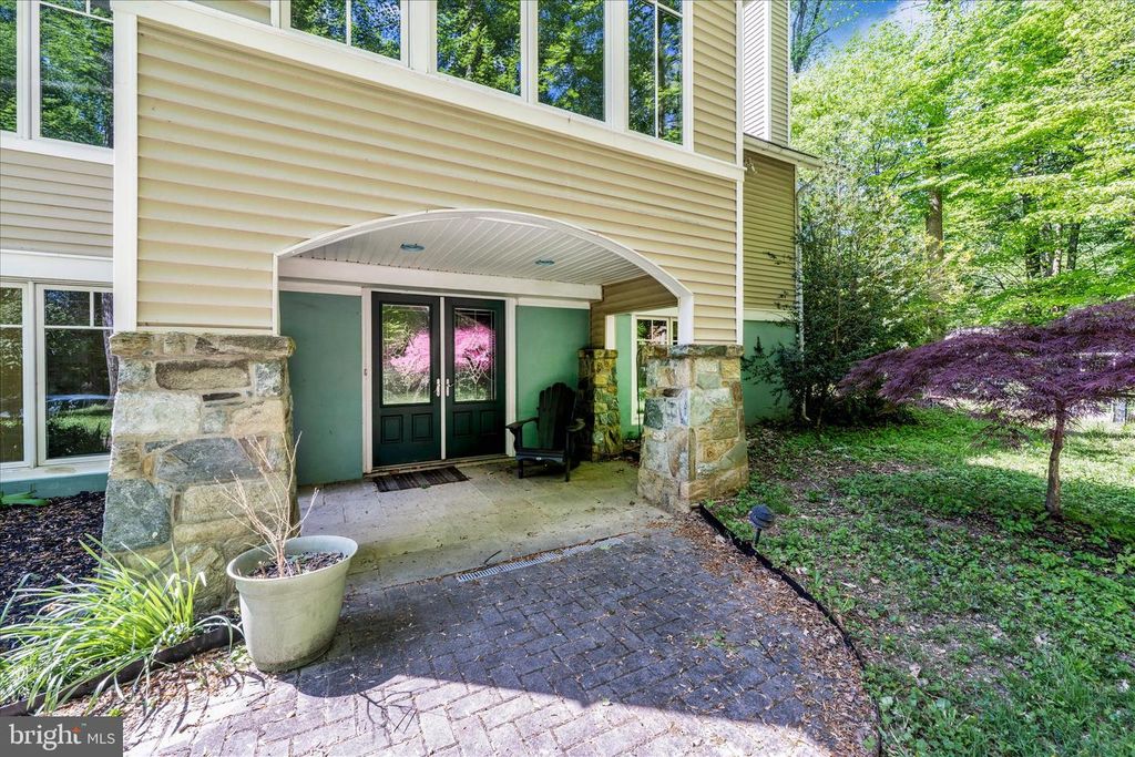 Image 54 of property listing at 9328 GARDEN CT, Potomac, MD 20854