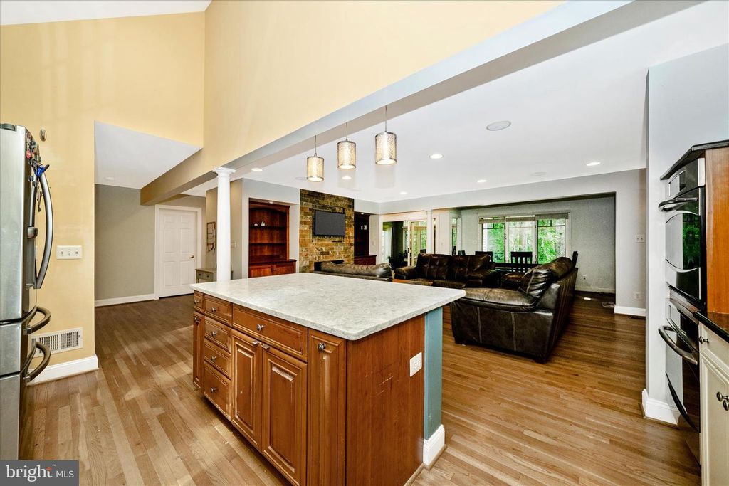 Image 6 of property listing at 9328 GARDEN CT, Potomac, MD 20854