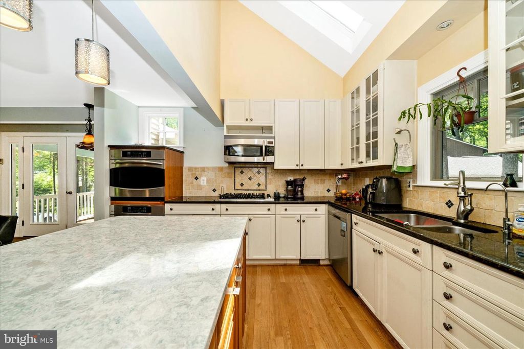 Image 8 of property listing at 9328 GARDEN CT, Potomac, MD 20854