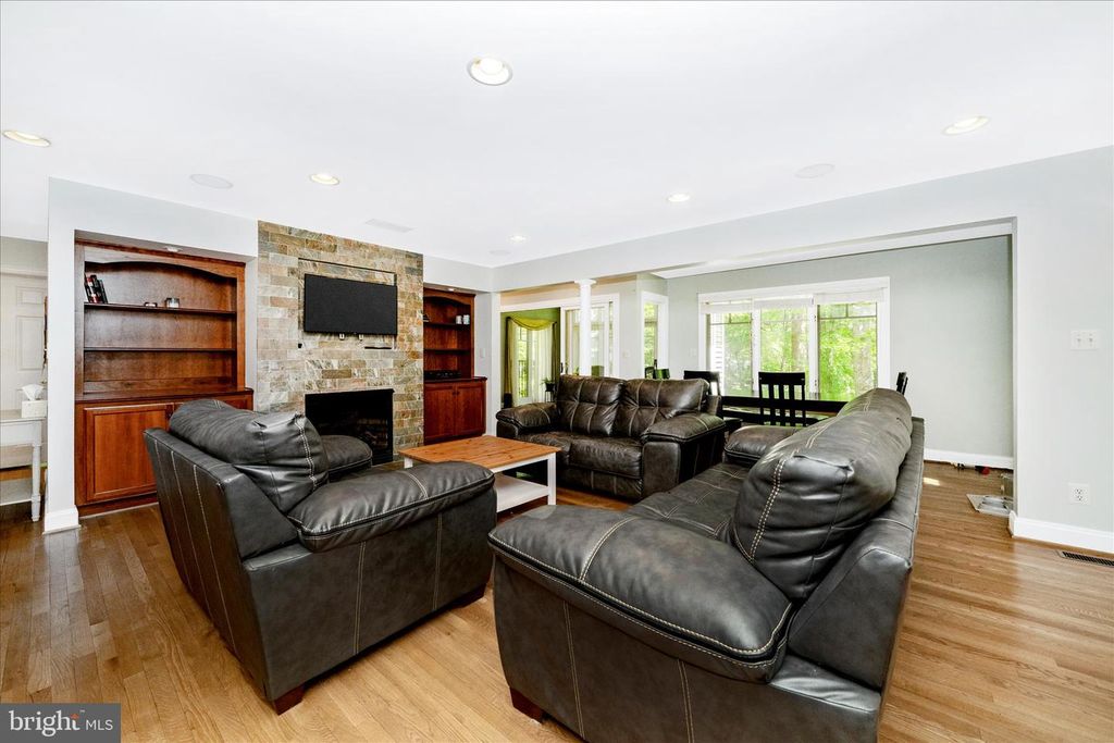 Image 9 of property listing at 9328 GARDEN CT, Potomac, MD 20854