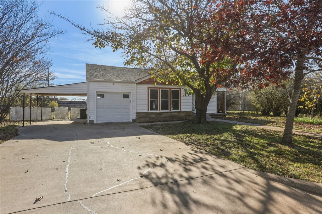 209 Kessler Drive, Granbury, TX 76048