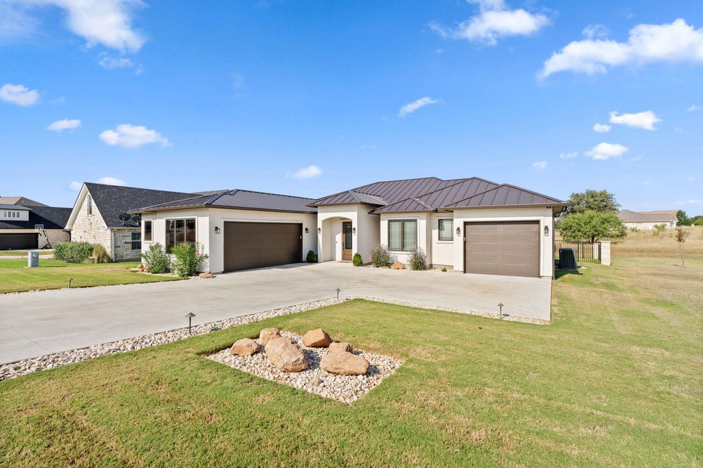 186 Oak Grove PKWY, Kingsland, TX 78639