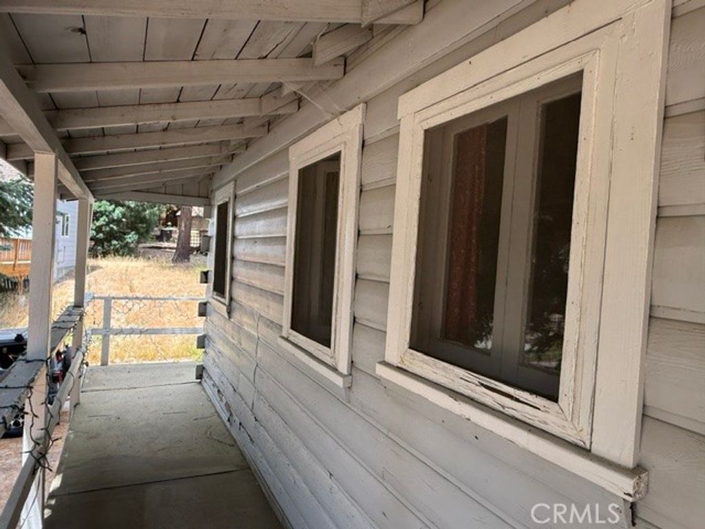 Image 8 of property listing at 33390 Wild Rose, Green Valley Lake, CA 92341