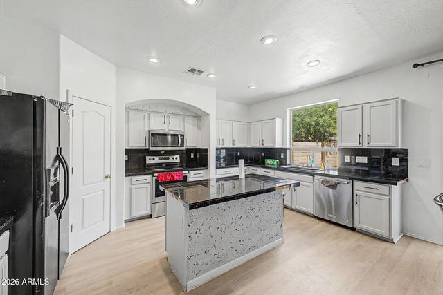 9204 W RIVERSIDE Avenue, Tolleson, AZ 85353