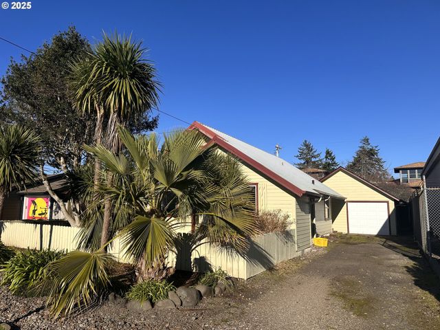1335 7TH St, Florence, OR 97439
