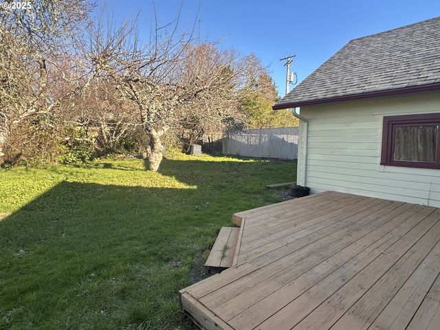 1335 7TH St, Florence, OR 97439