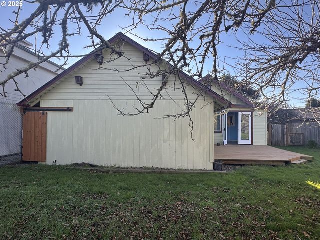 1335 7TH St, Florence, OR 97439