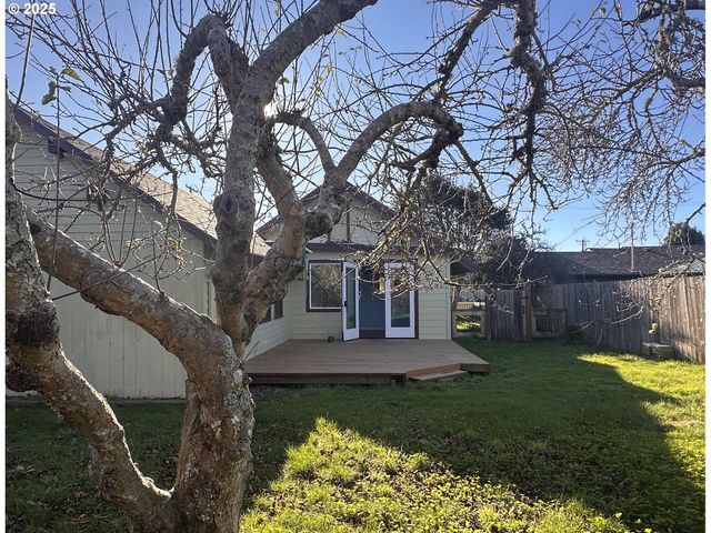 1335 7TH St, Florence, OR 97439