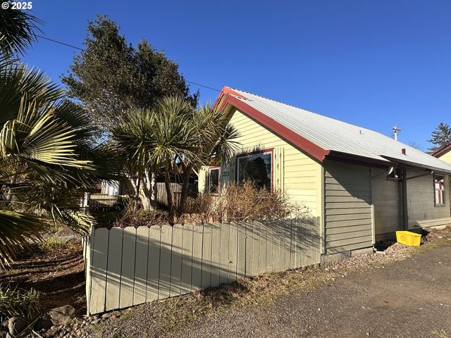 1335 7TH St, Florence, OR 97439